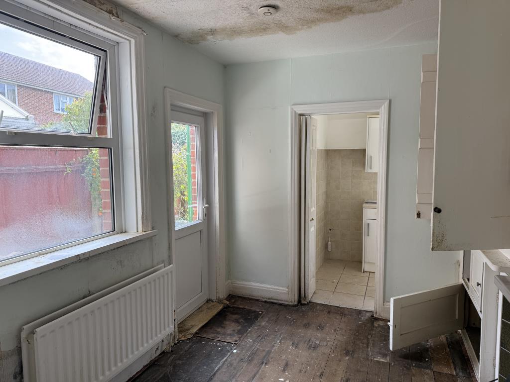 Lot: 38 - THREE-BEDROOM HOUSE IN NEED OF IMPROVEMENT - Breakfast room looking towards kitchen